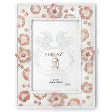 Load image into Gallery viewer, Shiraz Collection 4&quot; x 6&quot; 3D Flower Frame
